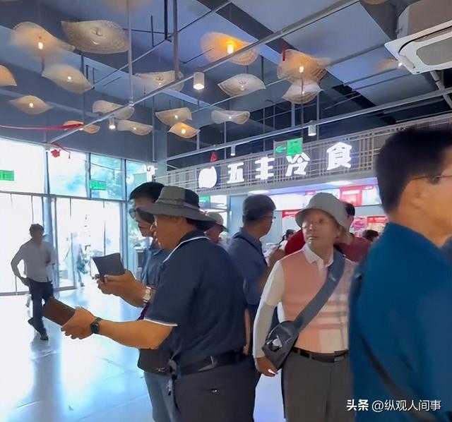 领韩国旅游团参观中国菜市场：试吃乱瞟还不好意思，水果买几十斤