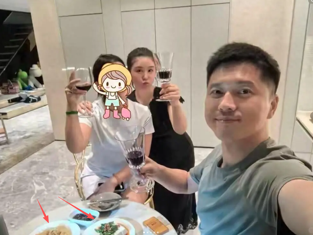 王雷李小萌北京豪宅庆生，吃仨菜被嘲小气，却因桌上的一盒烟圈粉