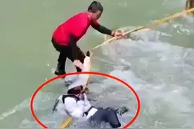 浙江两游客被水冲走后续，红衣男子身份揭晓，救援队友行为引争议图片