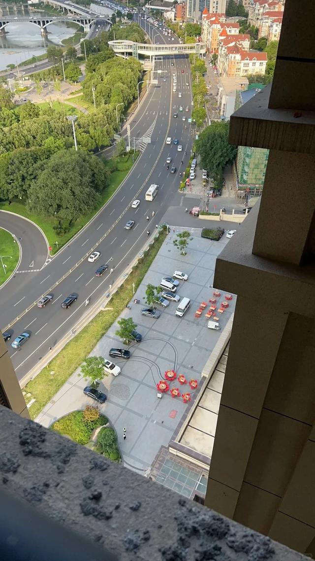 四川一姑娘，因直接入住毛坯房走红，花费仅1万，那叫一个高级