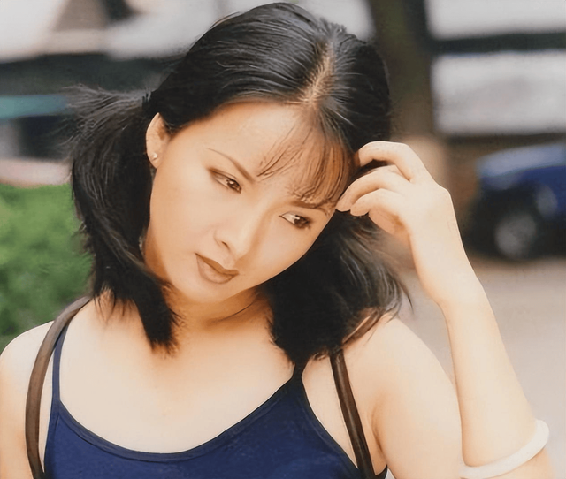 她定居美国13年，现在想回国捞金，却被网友问，回来干嘛？