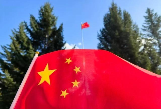 杨幂去延吉旅行，她站在玉米地里拍照，她还去了抗日博物馆！