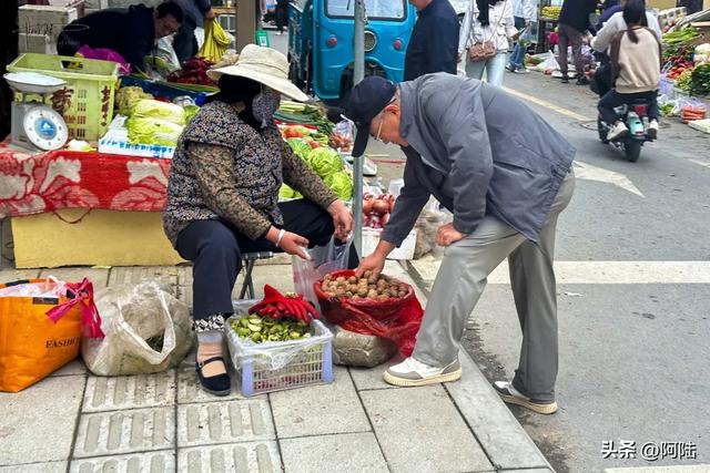 本地新鲜核桃的价格比网购贵很多，民和人却扎堆购买，何故？