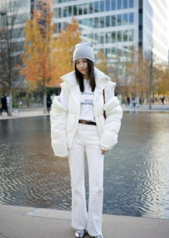 建议女人：羽绒服最好选这3种高级色，时髦洋气，适合25~40岁借鉴