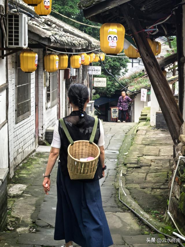 在四川巴盐西运的“盐运第一滩”，我是流着口水逛完这个古镇的