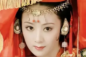 她靠一部剧吃一辈子，二婚嫁小6岁穷小子，如今丈夫红到让人嫉妒图片