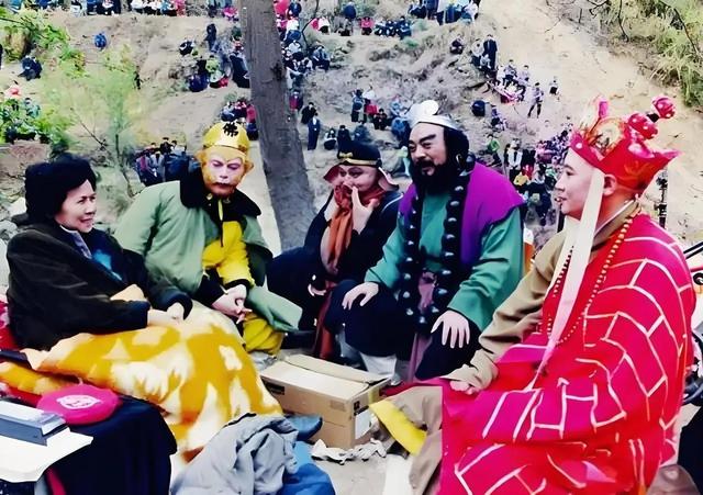 终于有人站出来了，被人民日报"点名"的陈佩斯，给内娱上了一课