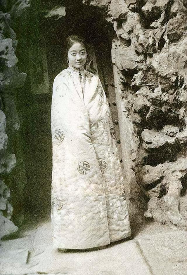 他睡了溥仪的皇后，又当了10多年的汉奸，积累上亿家产，下场如何
