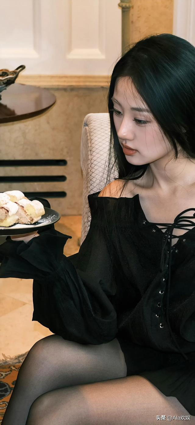 北京冬奥会演员李禹熹，氛围感黑丝拍照，北京饭店诺金体验下午茶