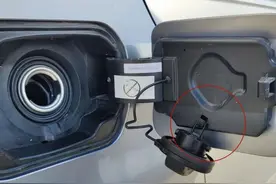 开陌生车辆加油不知道油箱在哪侧？答案就在仪表盘，看一眼就明白图片