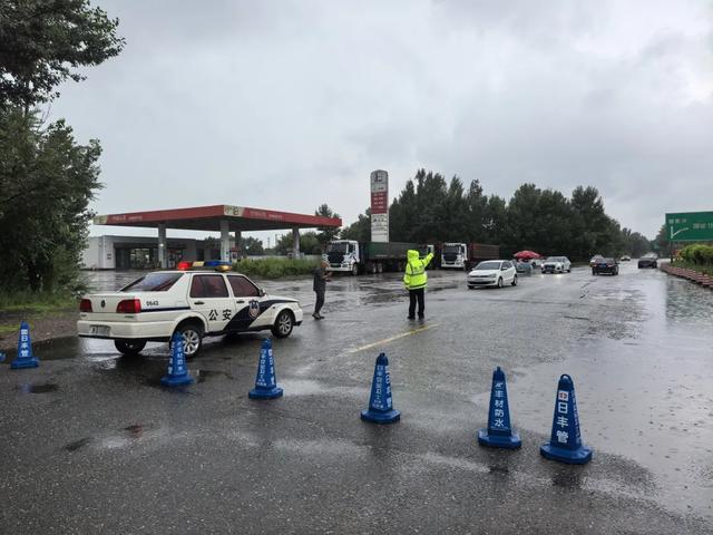 ҈ 暴 ҈ 雨 ҈ 突袭！红色预警！减少外出！