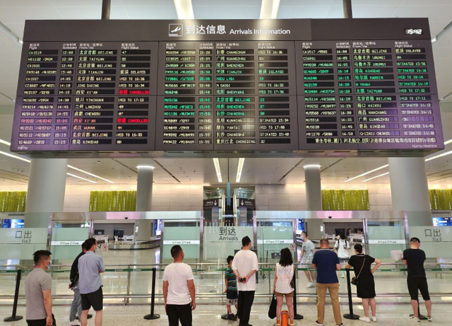 大量香港游客涌入新疆，不看景点不吃羊肉串，跑这么远是想啥？