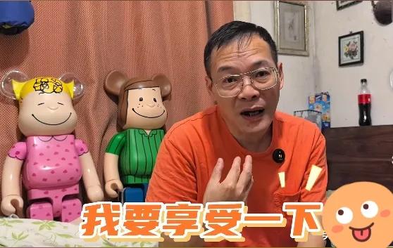 生活堆住富豪，冰箱藏千元肉，55岁单身汉的逆天活法！