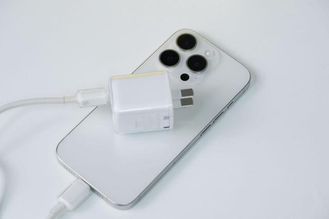 iPhone 17快充“绝配”！倍思同芯充Pro测评：45W满血充+同芯护机