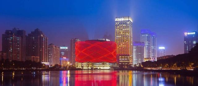 女歌手遭座椅架挤压身亡，抢救10小时无效，同类悲剧已发生多次！