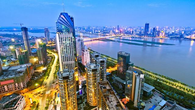 洗浴中心搞跨界！自助餐游戏厅全配齐，带娃泡澡成新潮流