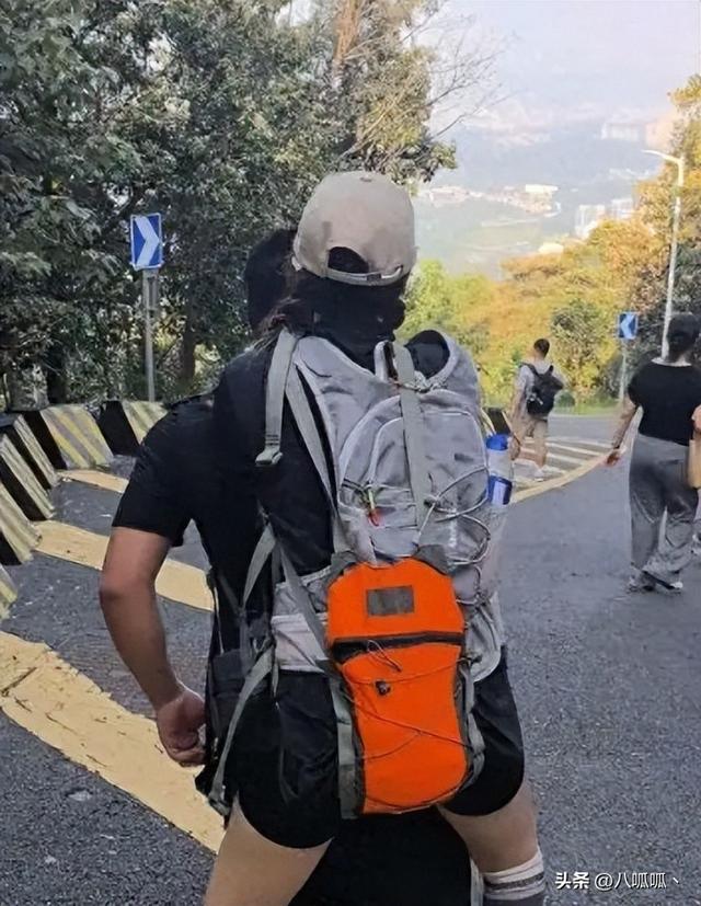 广东女子登山脚崴，被陌生小伙背40分钟下山，恶心的一幕出现了