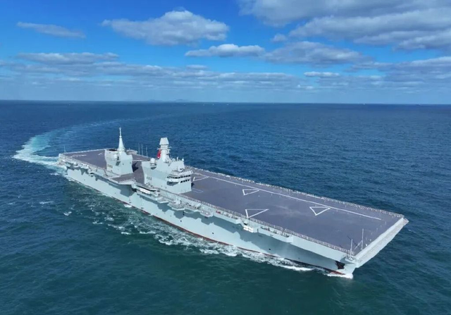 高市帮手到位，最大战舰闯台海，解放军7舰押送，国防部再发警告