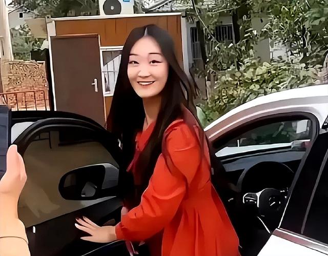 难怪陈亚男伤感	，再看大衣哥现儿媳，她跟人在处事上就差了两个字