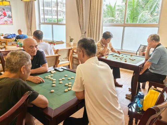 医生发现：那些经常下棋的老人，到六十岁以后，大多变成了这样