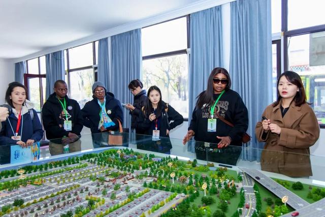 10国非洲媒体人来北京市通州区台湖镇打卡啦！