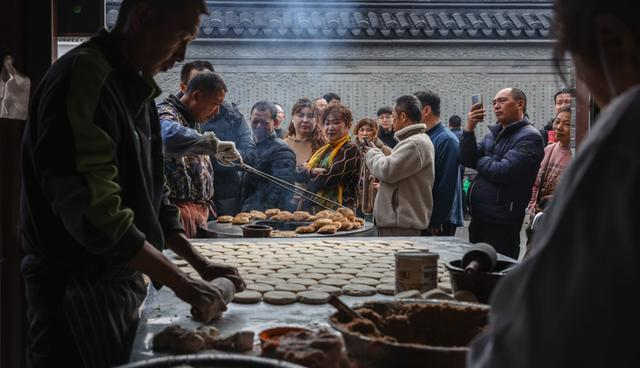 很多江南古镇快经营不下去了，乌镇还在收150元门票，不凭脸皮