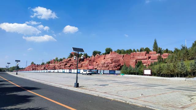 乌兰察布霸王河大桥两岸，河水缓缓流淌，两岸绿树成荫，空气清新