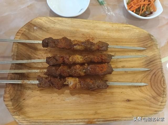 内蒙出发新疆，往返22天，5个人吃饭花4687元，网友问每天吃糠吗
