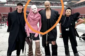 真正被故宫劝离的是这两个外国人，两人的素颜曝光：好看也请尊重图片