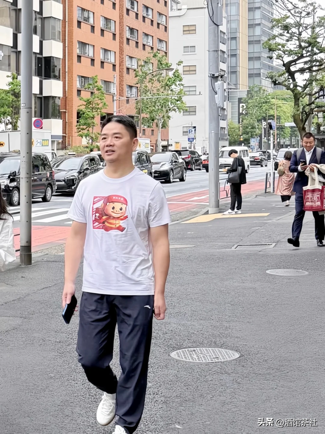 钱再多有啥用？51岁刘强东对大儿子的"亏欠"，给所有父母提了个醒