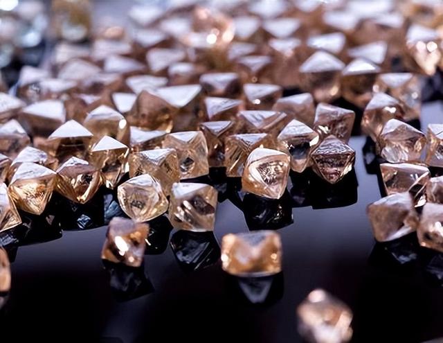 中国还有底牌？比稀土更狠的中国底牌，卡住美科技命门！