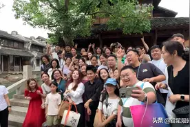游客和董宇辉合影，2个美女把董宇辉挤在中间，董宇辉2只手亮了图片