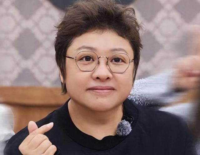 一场香港大火，让大家看清了38岁刘亦菲的"真面目"，赵立坚说对了