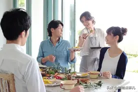 同学聚会，9女3男，菜还没上齐，女子就走了，女子：我觉得恶心图片
