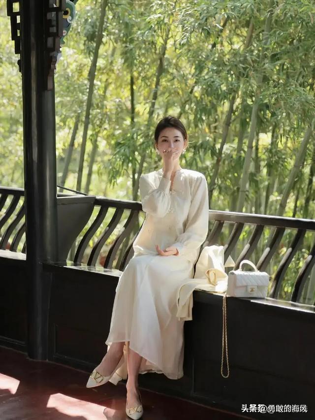 河南洛阳一校花，172cm皮肤白到发光	，身材也很顶级，太美啦