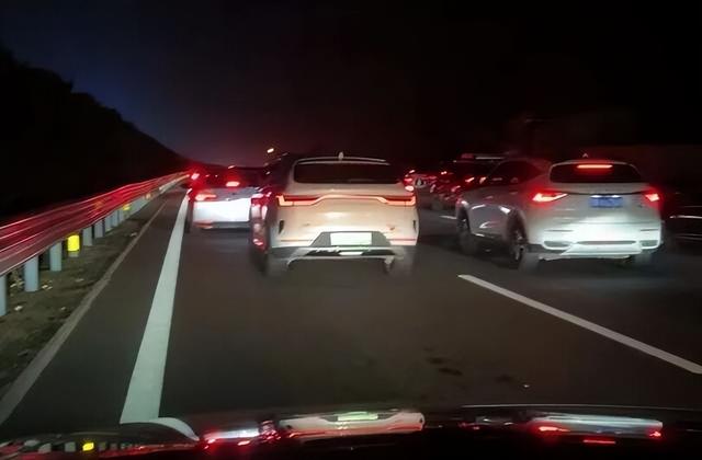 男子从杭州自驾回山东，原9小时的车程开了21个小时，当事人：已老实，下次还是坐高铁