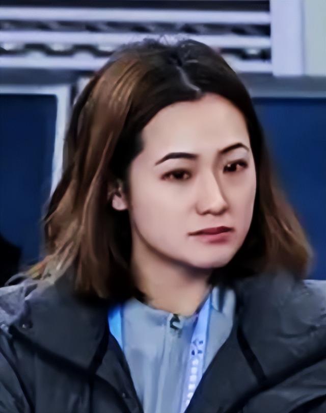 李鹏总理儿媳罕见留影，五官端正长相大气，爷爷功勋卓著比肩元帅