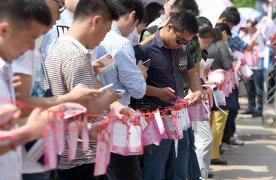 结婚背百万债	，夫妻AA成趋势，难怪都不结婚，这些原因压倒很多人