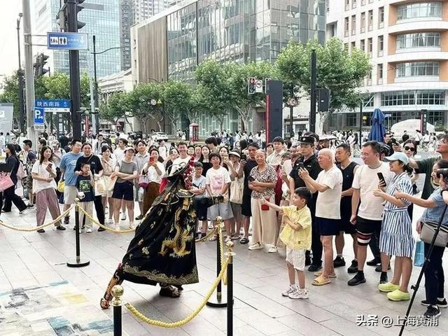 快乐翻倍！商圈里看快闪、剧场里喝精酿，“打卡开心，刷卡舒心”丨“十四五”看黄浦