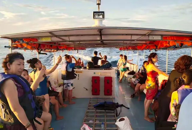 惊险！女子生理期潜水被鲨鱼咬伤，专家：血腥味有刺激