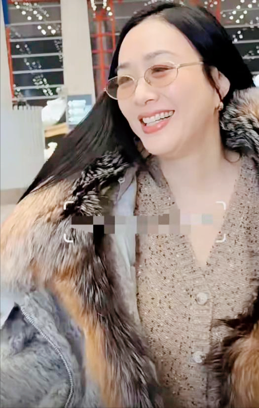 55岁钟丽缇中年发福太多！胖到180斤 胸大腚圆 满身肥肉穿吊带