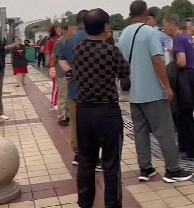 130余人云南游被甩服务区6小时，私人订制高端团，竟拖欠司机费用