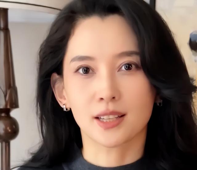 森林北分享养马日常，铲马粪修马蹄接地气，穿紧身裤三角区显尴尬
