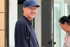 64岁腾格尔回乡下老家，开豪车看放羊心情大好，老宅曝光很阔气！图片