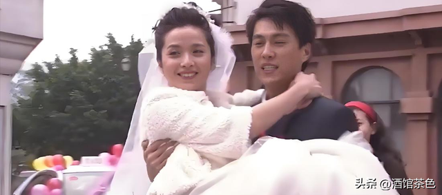 她26岁成双料影后，二婚嫁靳东高龄生下两子，今48岁美得自信从容