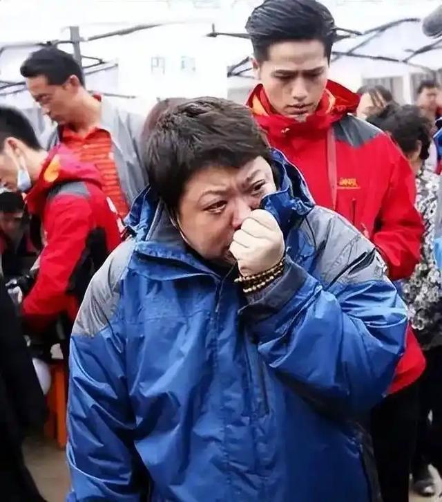 贪污上亿、假慈善？被实名举报的韩红，如今连坐椅子都成了“错”