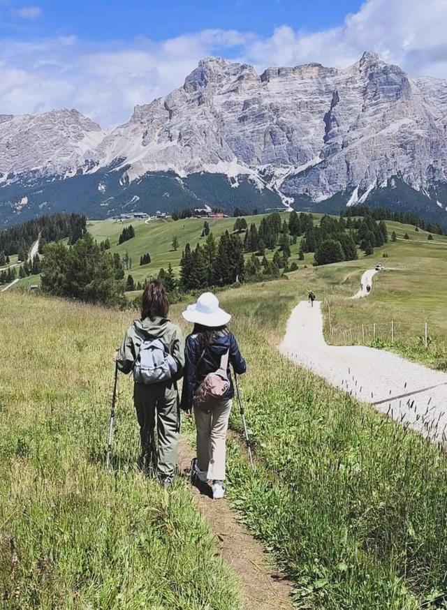 章泽天去意大利徒步登山,她扎高马尾很年轻,坐山顶看风景很惬意