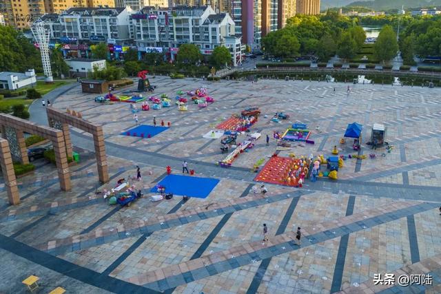 每当夜幕降临,一半天台人好像都在新城广场,这里的夜市太热闹了