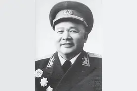 69年九大召开，毛主席见徐海东坐在角落，遂给周总理使了一个眼色图片
