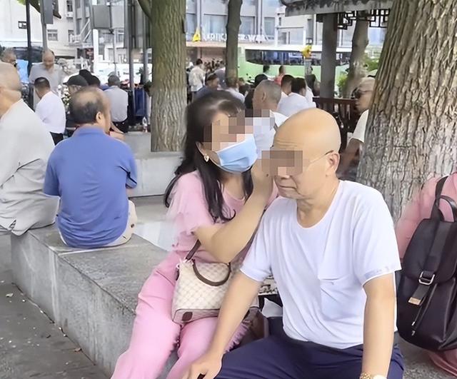 长沙公园惊现“老年服务圈”！低价刚需服务，姑娘边服务边唠嗑